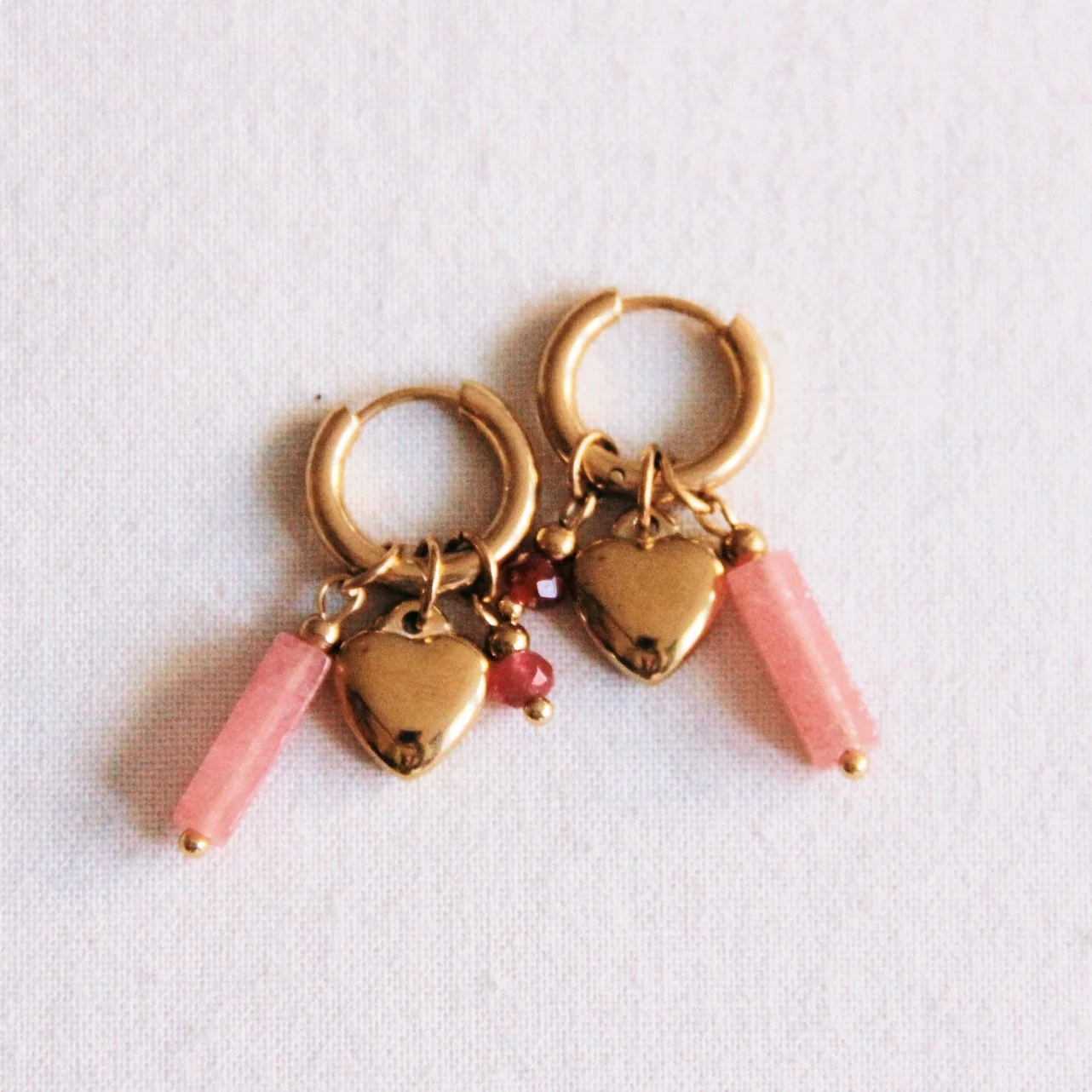 Brede oorring met tube, facet en hart – roze
